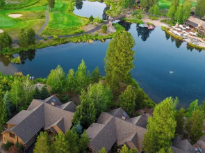 Klamath by Avantstay Gorgeous Mountain Home w/ Fire Pit, Spa & Lake Views