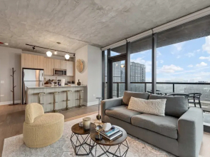 West Loop Duo 2 Stylish 2brs Walk to Dining