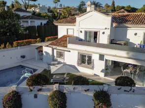 Villa encantadora junto a la playa en Los Monteros con seguridad 24 horas
