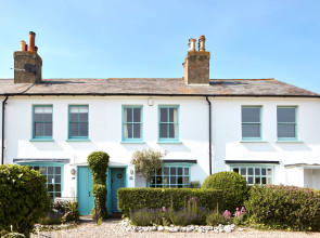 Boho-chic bolthole on the beach - Mariner's Cottage