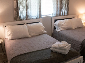 Moreland Retreat Huge Jacuzzi Sleeps 14