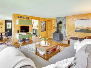Gorgeous Sunday River Cabin w/ Saltwater Hot Tub!
