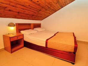 Tropic Beach Club Side