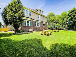 The Trotter Manor - With Private Yard & Parking, Near Falls & Casino by Niagara Hospital