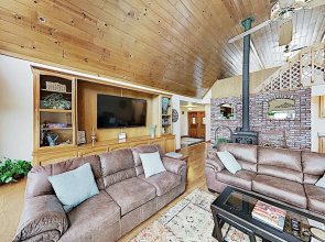 Gated Getaway On 5 Acres W/ Private Hot Tub 3 Bedroom Home