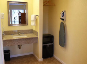 Bay Breeze Inn