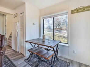 Shared Hot Tub & Dock: Lakefront Grove Getaway!