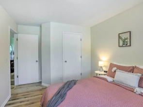 Modern Boho Gem: Yard + 10 Mi to Baxter Arena