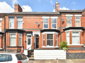 Heathfield House by YourStays, 4BR Home Open for Contractors