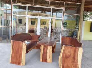 OUTSTANDING APARTMENT, EN-SUITE MASTER BEDROOM, QUEEN SIZE BED, 2 WALK IN SHOWERS, 2 TOILETS, WIFI, HOT WATER, LIVING ROOM AND KITCHEN, 30 MINUTES TO AIRPORT, 24 HOUR SECURITY, GARDEN, RESTAURANT, BAR, CLOSE TO PALACE MALL, ACCRA Mall