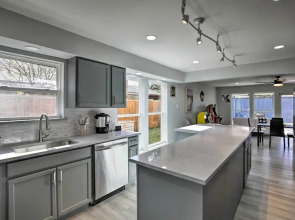 17 Mi to Dallas: Richardson Home w/ Hot Tub