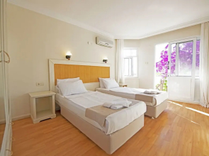 Chillos Beach Hotel & Lounge