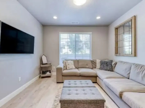 The Modern Villa - Pet Friendly 3 Bedroom Townhouse