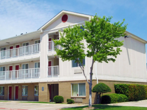 HomeTowne Studios by Red Roof Dallas - Mesquite