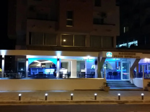 Mackenzie Beach Hotel & Apartments