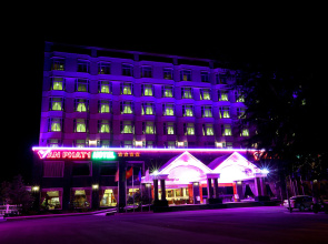 Van Phat Riverside Hotel
