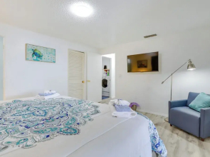 Englewood Home w Shared Pool & Screened Lanai