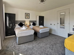 6 Bedroom Contractor House with Free Parking, Free WiFi and Free Netflix - Clayton House by Your Lettings Peterborough