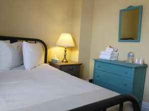 Holiday Country Manor