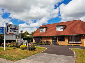 Papakura Monument Motor Lodge