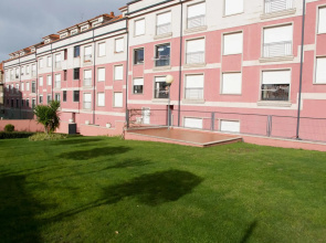 Apartamentos La Perla con piscina y parking