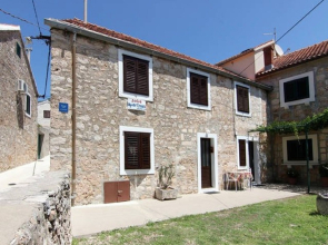 Studio apartment Mat - in a cosy stone house: SA1 Bol, Island Brac