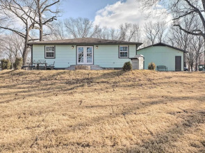 Outdoor Family Fun: Large Home by Beaver Lake!