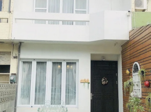 6 person single house