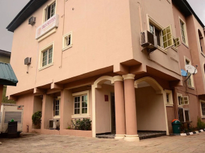 B & S Hotel