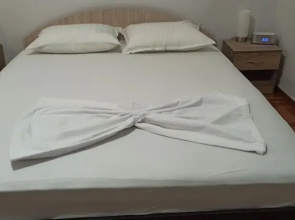 2 Bed Flat - Sleeps 5 - Parking - Wifi