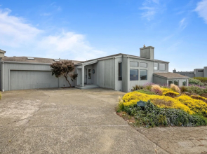 New Listing! All-suite Eagle's Nest W/ Hot Tub 3 Bedroom Home