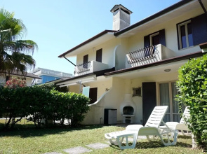 Beautiful Villa For 6 People-pool-tv-ac by Beahost Rentals