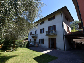 Two-family home with private garden 100 metres from the lake and beach