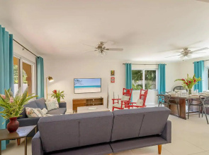 New 3-bed on Hip Strip, Beach access, Sleeps 8