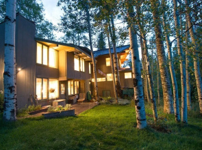 6BR 4BA Aspen Lodge Private Deck Mountain Views Hot Tub by RedAwning