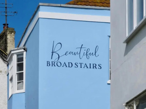Nickleby Nook Broadstairs a Cosy Beach Apartment - Meters to the Beach!