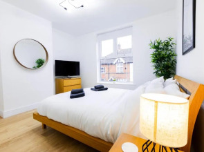 Stunning City Centre House With Hot Tub & Cinema Room