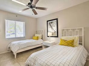 Jupiter Condo w/ Pool Access, Walk to Beach!