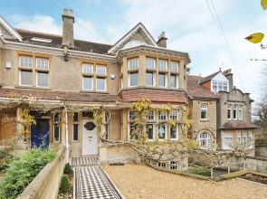 6 Bedroom Edwardian House in Bath