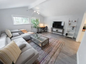 Updated 1BR House in Glendale With Private Fenced Yard p55