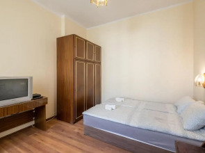 Lucie Top Center – 5 people