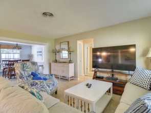 4 Mi to Dog Beach: Largo Home w/ Pool & Hot Tub!