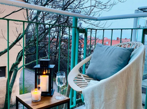 Saniertes Studio mit Balkon, WLAN, Netflix & Küche in City-Nähe