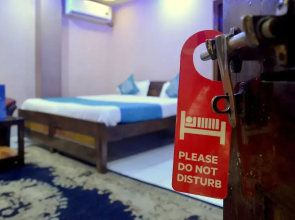 OYO 4956 Hotel Maharaja Palace