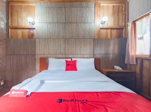RedDoorz Premium @ Joglo Garut Cottage Syariah
