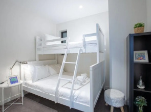 Skyline Seaview In Crown