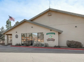 Cozy Flagstaff Retreat w/ Balcony & Mtn View!