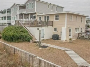 The Captain's Quarters 2 Bedroom Home by RedAwning