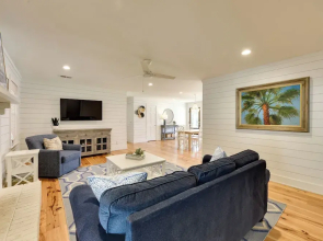 3 Mi to Beach: Coastal Escape in Mount Pleasant