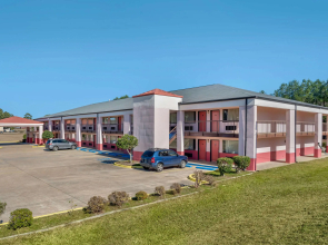 Econo Lodge Inn & Suites Forest